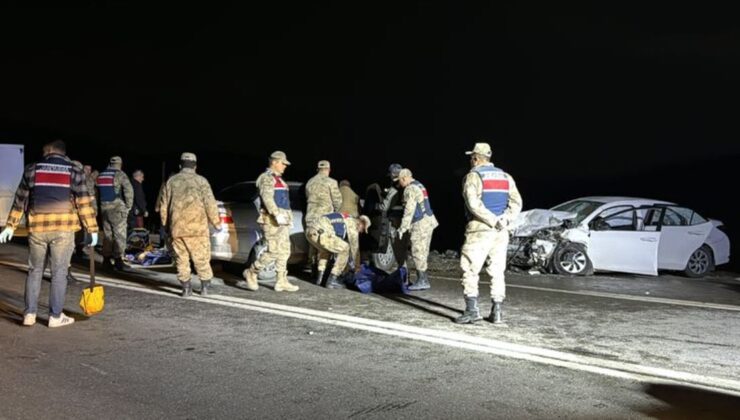 Gaziantep'te otomobiller kafa kafaya çarpıştı: 2 ölü, 5 yaralı