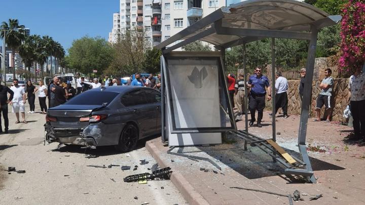 Adana’da feci kaza! Otomobil, otobüs durağına daldı: 2’si ağır 7 yaralı