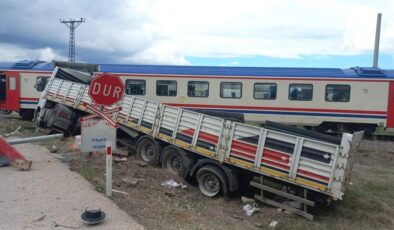 Afyonkarahisar’da feci kaza! Hemzemin geçitte mahsur kalan tıra tren çarptı