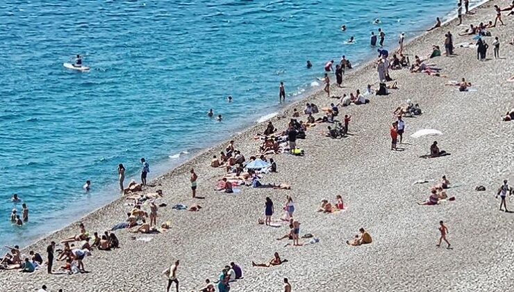 Antalya’da sahillerde bayram yoğunluğu