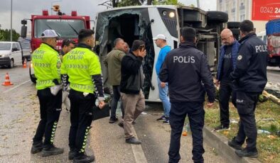 Antalya’da servis aracı devrildi: 19 kişi yaralandı