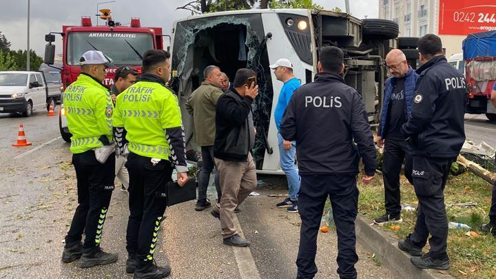 Antalya’da servis aracı devrildi: 19 kişi yaralandı