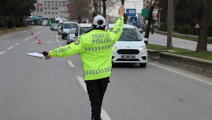 Bayram tatilinin son gününde kamyon, tanker ve çekicilere 24 saatlik kısıtlama