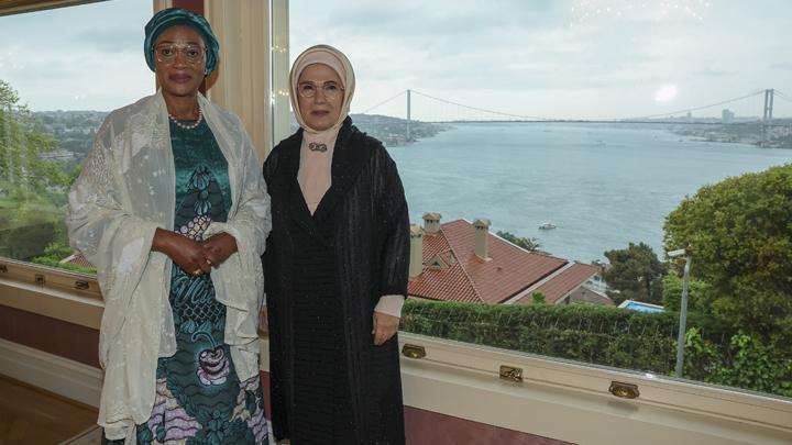 Emine Erdoğan, Nijerya Devlet Başkanı’nın eşi Oluremi Tinubu’yla bir araya geldi