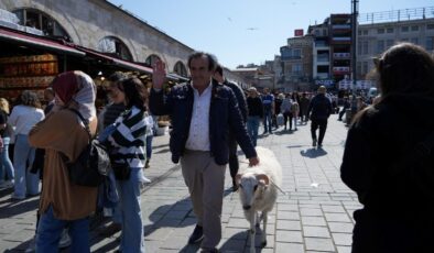 Eminönü’nde şaşırtan görüntü! Koç ilgi odağı oldu