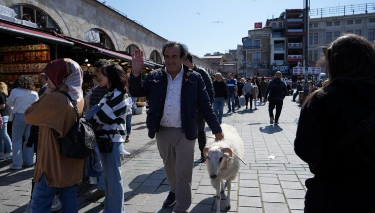 Eminönü’nde şaşırtan görüntü! Koç ilgi odağı oldu