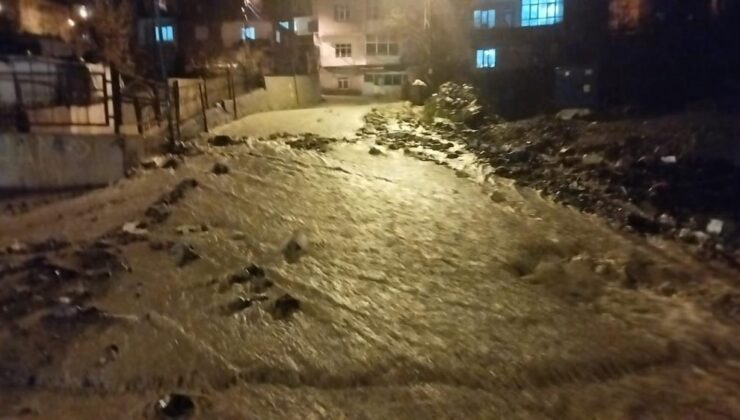 Hakkari’de sağanak yağış sele dönüştü