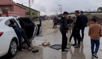 Hakkari’de su baskını: Mahsur kalan araç vatandaşlar tarafından kurtarıldı