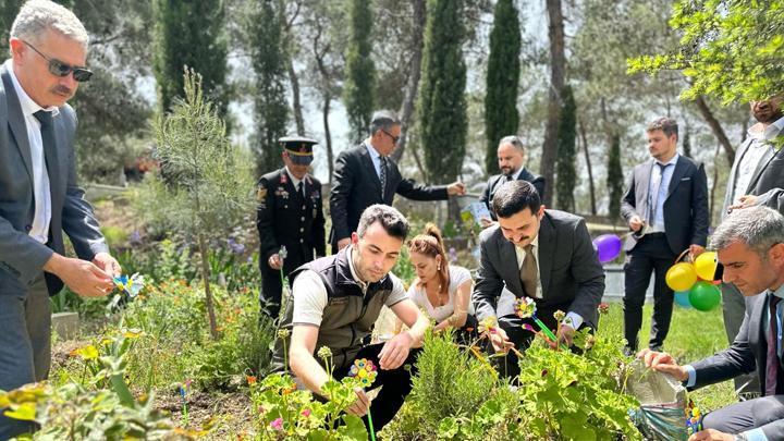 Hatay’da depremde hayatını kaybeden çocukların mezarına fidan diktiler