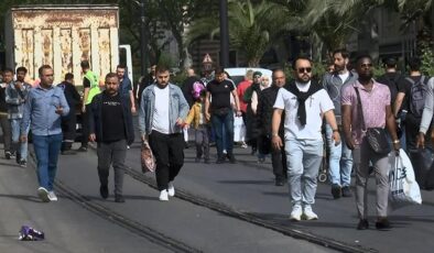 İstanbul’da tramvay arızası: Yolcular raylarda yürüdü