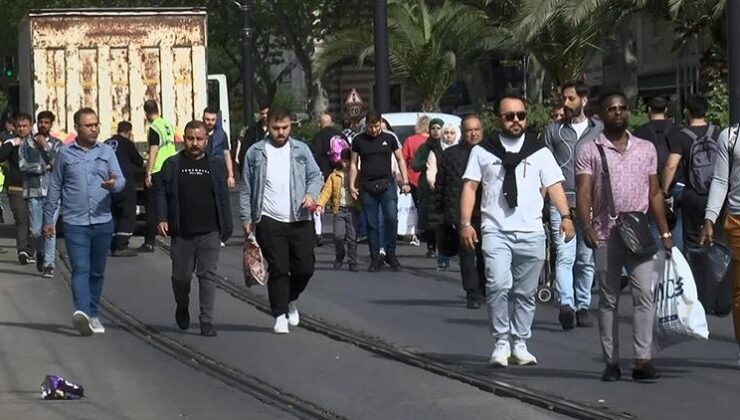 İstanbul’da tramvay arızası: Yolcular raylarda yürüdü