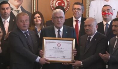 İYİ Parti Genel Başkanı Müsavat Dervişoğlu, mazbatasını aldı