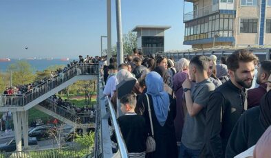 Metrobüs üstgeçidinde izdihama dönen yoğunluk