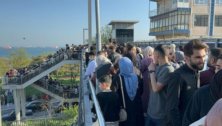 Metrobüs üstgeçidinde izdihama dönen yoğunluk