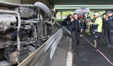 Polisleri taşıyan servis mibiüsü devrildi, 6 polis yaralandı