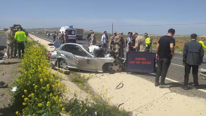 Şanlıurfa’da korkunç kaza! Otomobil ile kamyon çarpıştı: Ölü ve yaralılar var