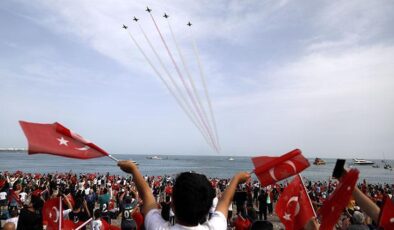 Türk Yıldızları’ndan nefes kesen gösteri