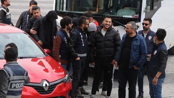 Uyuşturucu çetesine ait silahı düşüren üniversite öğrencisine çete üyelerinden cinsel saldırı ve işkence