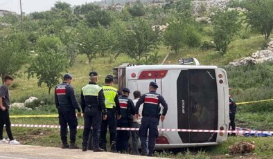 Yolcu midibüsü devrildi: Astsubay hayatını kaybetti, 17 yaralı