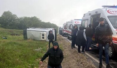 Afyonkarahisar’da işçileri taşıyan minibüs devrildi: 14 yaralı