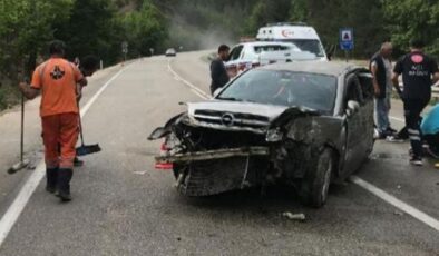 Bariyerlere çarpan otomobildeki bebek hayatını kaybetti