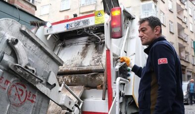 Belediye başkanı işçilerle birlikte çöp  topladı, görenler şaşkına döndü