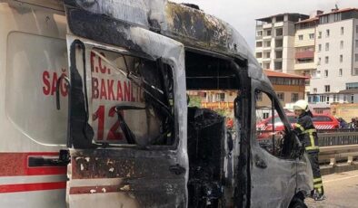 Hasta taşıyan ambulans alev alev yandı