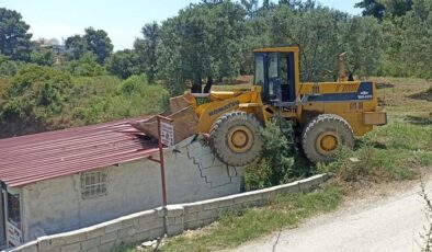 Hatay’da kepçe, bir dükkana çarparak durabildi