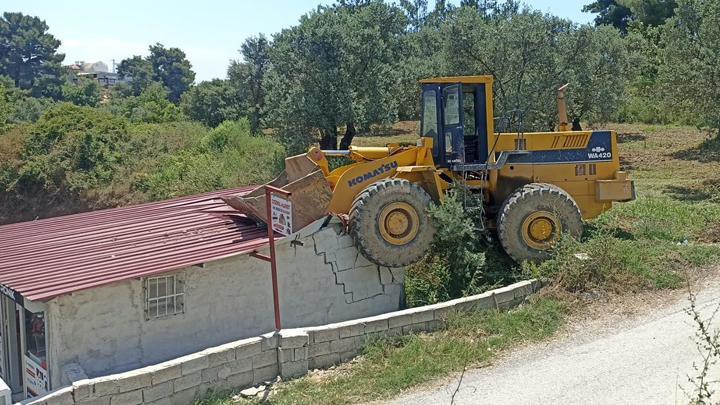 Hatay’da kepçe, bir dükkana çarparak durabildi