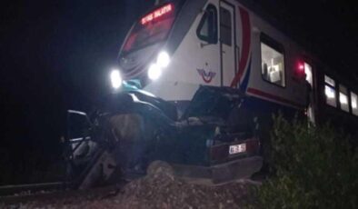 Hemzemin geçitte tren otomobile çarptı… 17 yaşındaki genç öldü