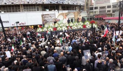 İran’da halk Reisi’yi anmak için toplandı