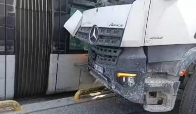 İstanbul’da beton mikseriyle tramvay çarpıştı