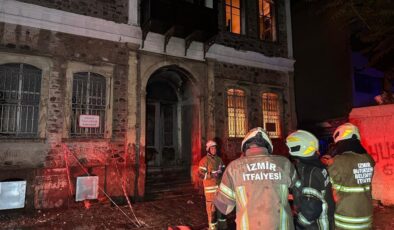 İzmir’de tarihi bina küle döndü