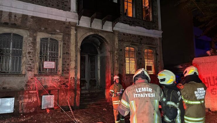 İzmir’de tarihi bina küle döndü