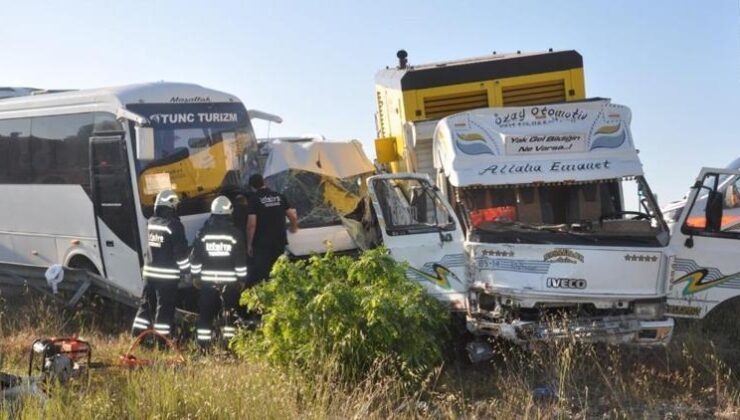 Kamyonet işçi servisine çarptı: 18 yaralı