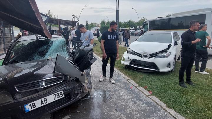 Malatya’da kamyon kontrolden çıktı… Ortalık savaş alanına döndü