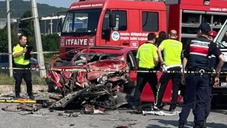 Sakarya’da feci kaza! Hafriyat kamyonuyla çarpışan otomobil kağıt gibi ezildi: 2 ölü