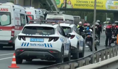 Zeytinburnu’nda motosikletli polis ekibi taksiye çarptı: 2 polis yaralı