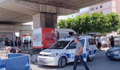 Adana’da trafik ışıklarında bir otomobile silahlı saldırı: 1 kişi hayatını kaybetti