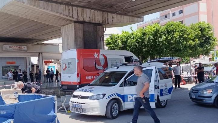 Adana’da trafik ışıklarında bir otomobile silahlı saldırı: 1 kişi hayatını kaybetti