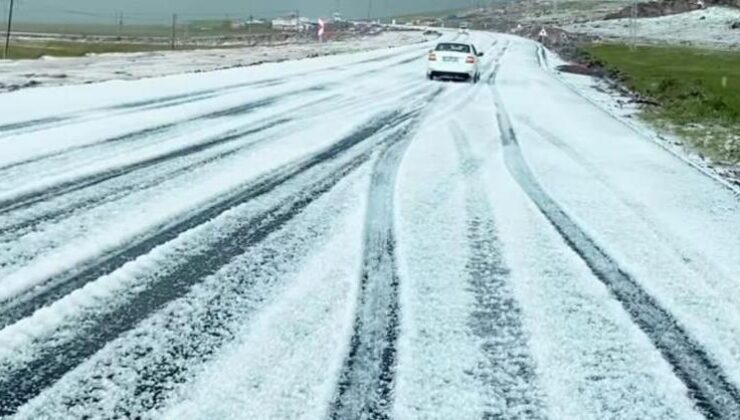 Aniden dolu bastırdı: Karayolu beyaza büründü