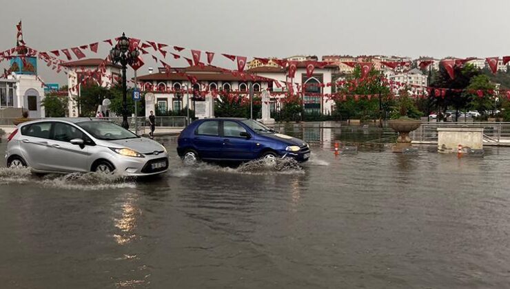 Ankara’da sağanak sonrası yollar göle döndü