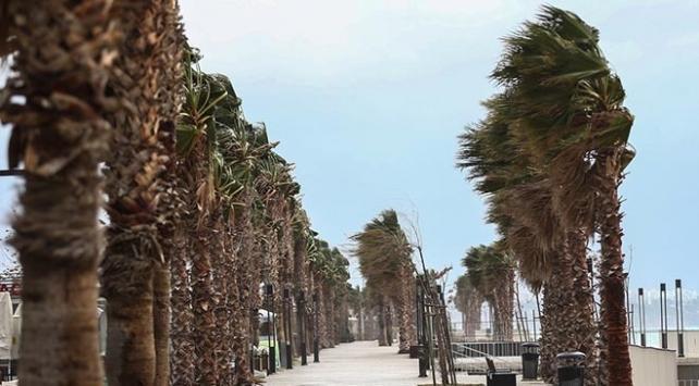 Antalya’da uçuş trafiğine şiddetli rüzgar engeli