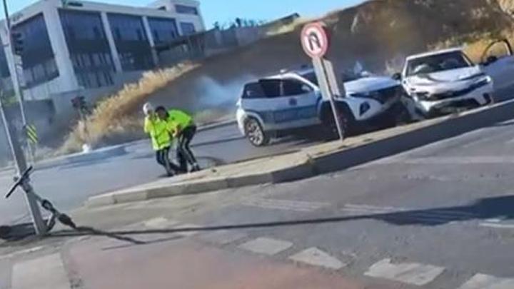 Beylikdüzü’nde korsan taksi ile trafik polisi aracı çarpıştı: 6 yaralı… Sürücüye ceza yağdı