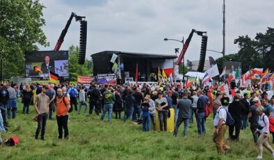 Brüksel’de çiftçilerden traktörlü protesto