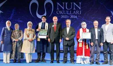 Cumhurbaşkanı Erdoğan torununun mezuniyetine katıldı, diplomasını verdi