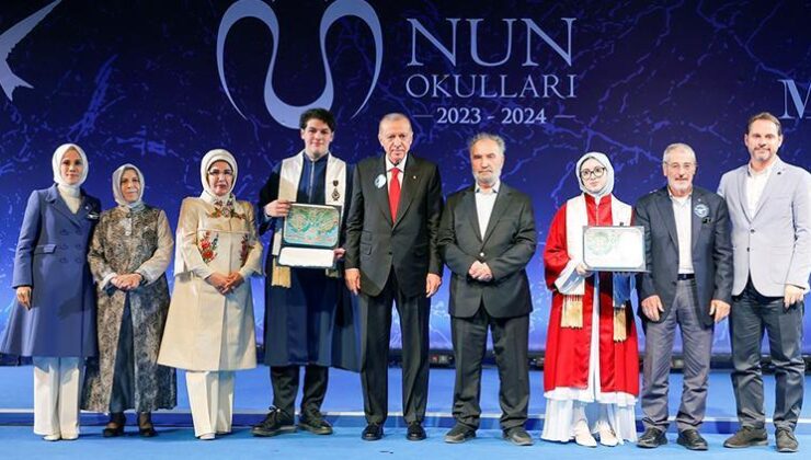 Cumhurbaşkanı Erdoğan torununun mezuniyetine katıldı, diplomasını verdi