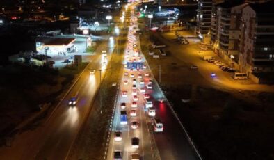 Dönüş başladı! 43 ilin geçiş güzergahında trafik kilitlendi