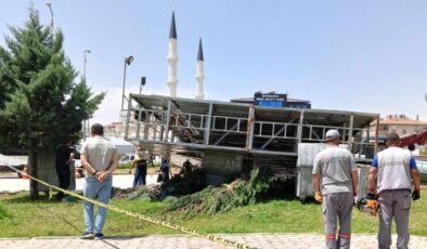 Durakta beklediği sırada üzerine pano düşen genç hayatını kaybetmişti… Validen açıklama