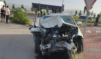 Erzurum’da otomobil ile kamyonet çarpıştı: 12 kişi yaralandı